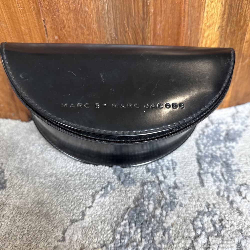 MARC BY MARC JACOBS BLACK EYEGLASS SUNGLASS CASE HALF CIRCLE SHAPE MAGNET CLOSE